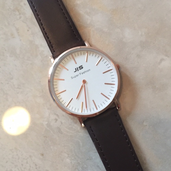 Faux leather strap watch - Picture 4 of 4